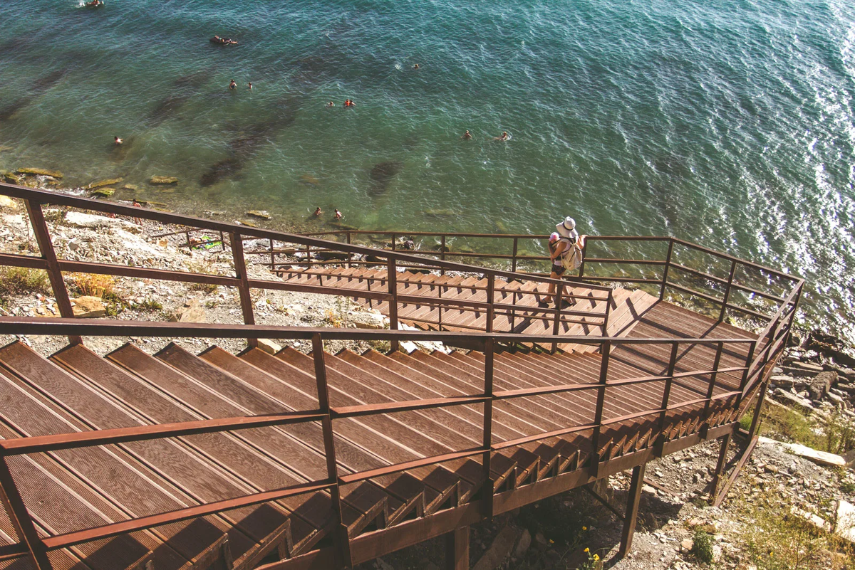 Спуск к морю по лестнице на территории глэмпинга SCALA