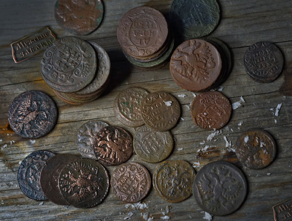 На этом фото присутствуют монетки полушка, это полденги. Дизайн полушки такой же как и у денги, только эта монетка меньше по размеру