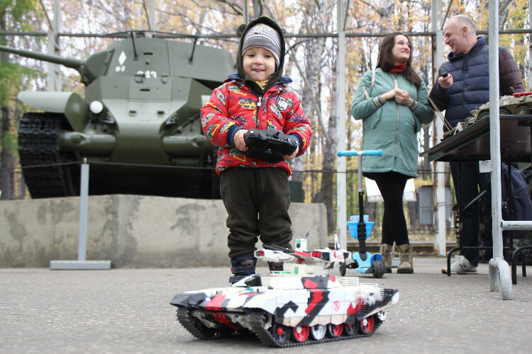 Двухлетний Даниил управляет танком Т-72. Эта модель до сих пор состоит на вооружении Сухопутных войск России.
