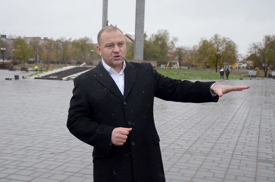     Глава города Сергей Салмин лично проконтролировал ход работ по замене плитки. Фото: Оренбург.Официально.