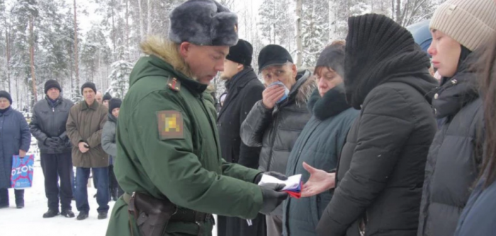    Флаг, покрывавший гроб, сложили и передали супруге Андрея Чуркина. Фото: Константин Бобылев/«Глобус»