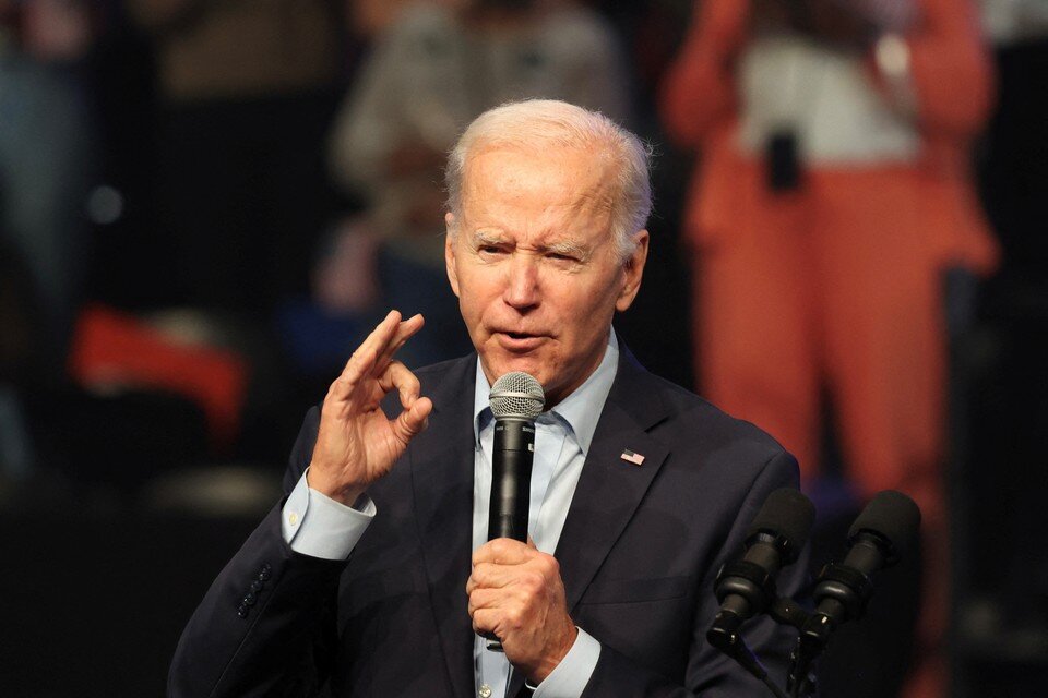     Лидеры США и Германии согласились продолжать оказывать экономическую, гуманитарную и военную помощь Украине  REUTERS