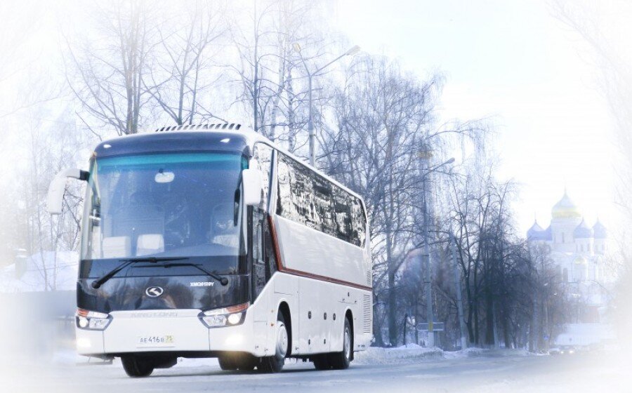 Фото из интернета. Вот на таком автобусе мы путешествовали. Конечно, экскурсионные автобусы сейчас достаточно комфортабельные и удобные, но все-таки длительные переезды связаны с определенными трудностями, в отличие от поезда, например, где можно свободно и погулять и полежать...