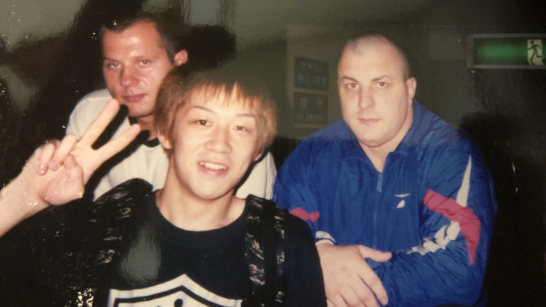 Михаил Илюхин (крайний справа), Фёдор Емельяненко и японский фанат. 