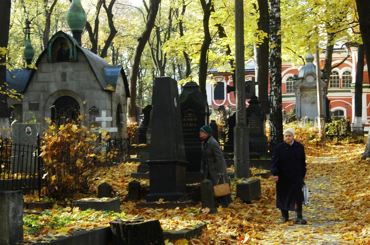 Захоронения кузьминское кладбище. Раевское кладбище Москва. Зачатьевский монастырь Москва некрополь. Проклятая могила на Кузьминском кладбище.