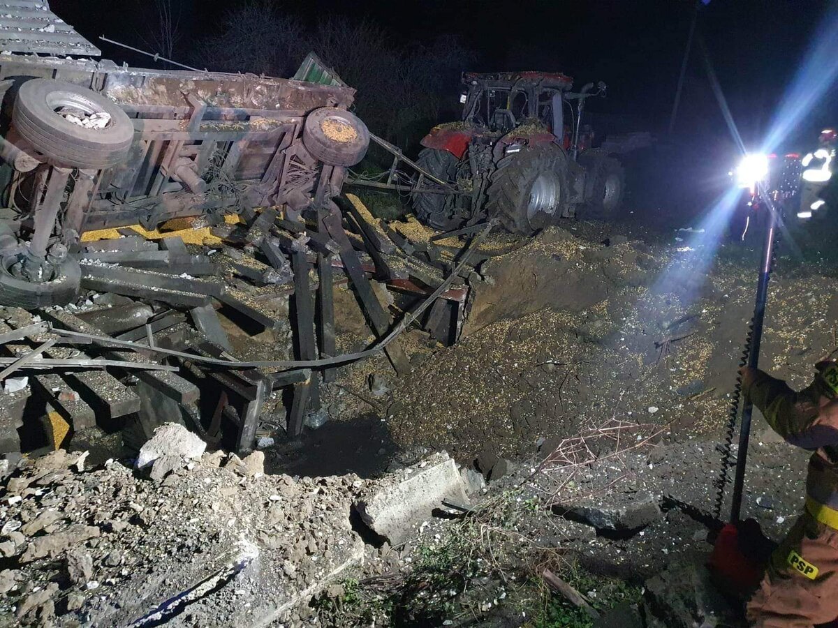 Воронка на месте падения ракеты в деревне Пшеводув, фото польских СМИ