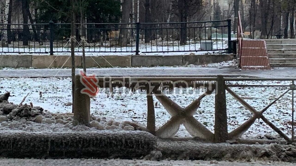     В казанском микрорайоне Соцгород на протяжении нескольких дней из люка текла вода. Из-за этого ряд домов остались без воды.