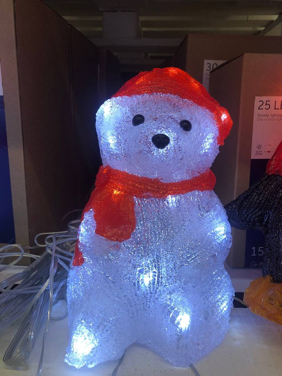 Холодный белый (голубой) свет огоньков подарит ощущение волшебства и создаст праздничное настроение. Подходит для украшения дома и придомовой территории. Длинна шнура питания - 5 метров. Магазин "АШАН". Стоимость: 1490.99 ₽