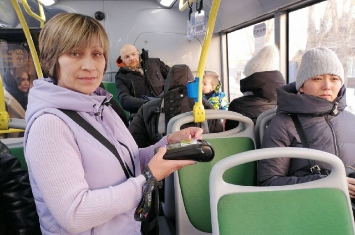    Кондуктор автобуса в Тюмени искренне любит свое дело и не устает на работе