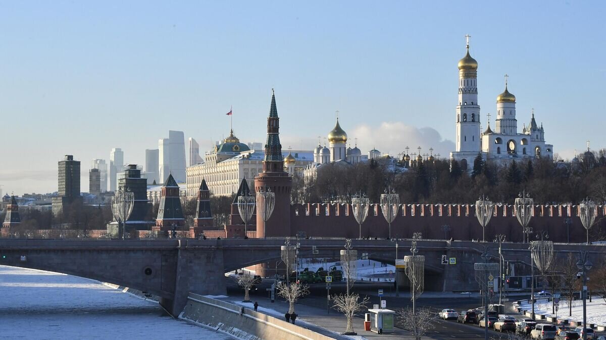    Вид на Кремль с Парящего моста в парке "Зарядье" в Москве© РИА Новости / Евгений Биятов