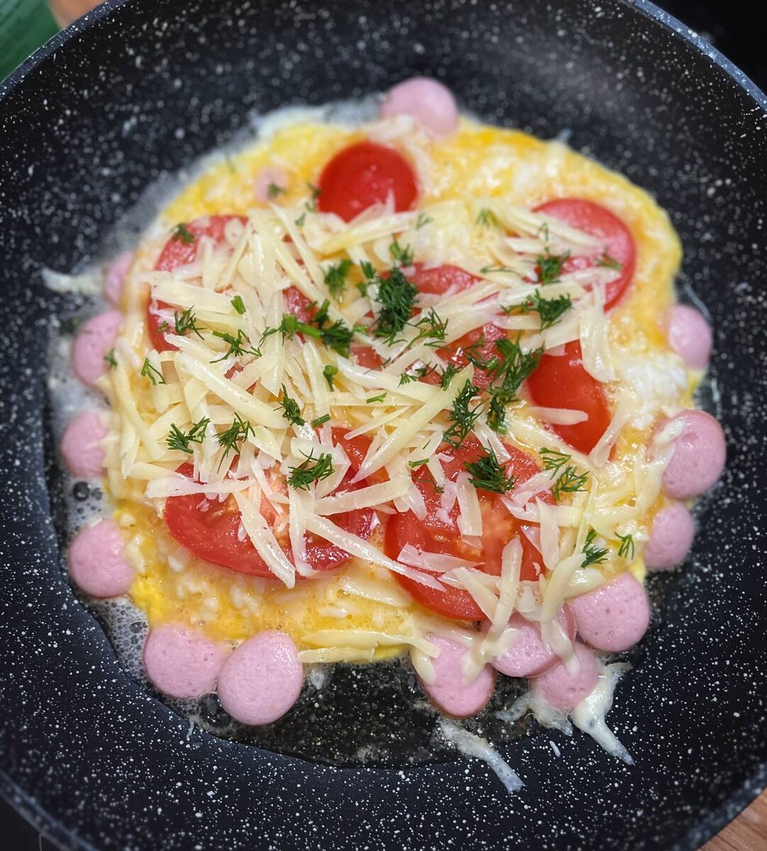 Я назвал это блюдо "Яйцепицца". Яйцо с рисом вместо теста, желток немного недожарен - создаёт эффект соуса. Помидоры, сыр, сосиски, зелень - мне нравится!