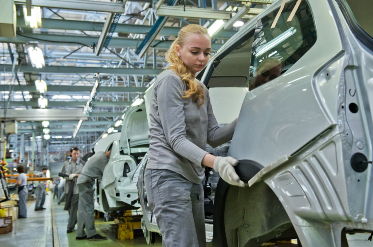 Автоваз конвейер. Девушки конвейер. Рабочие автоваза. Автозавод зарплата. Сборщик на заводе.