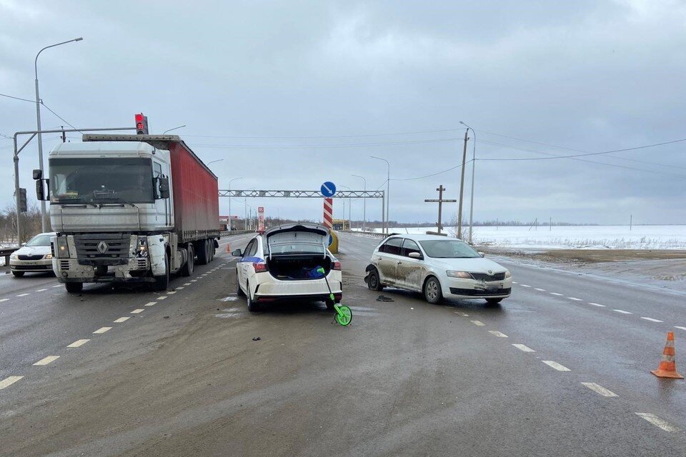     14-летняя девочка пострадала в ДТП с грузовиком и иномаркой под Липецком  Пресс-служба ГИБДД Липецкой области.