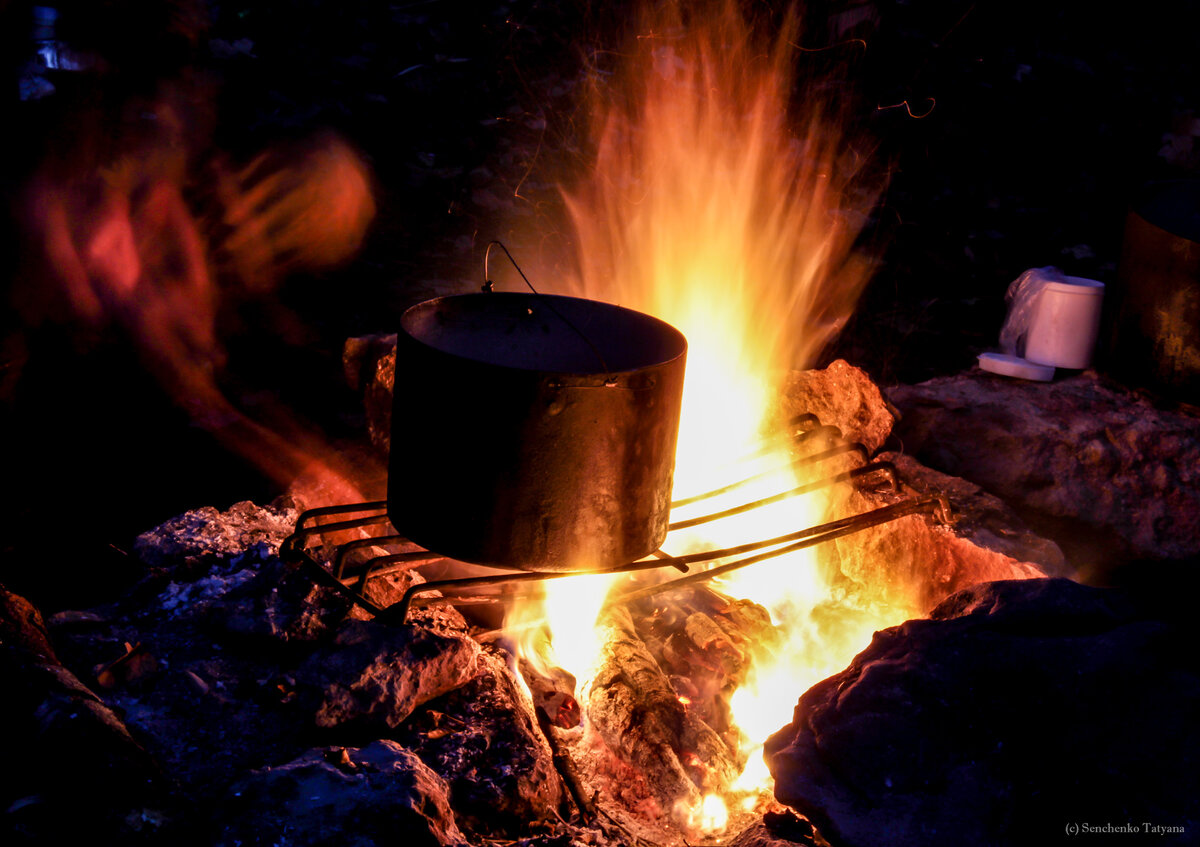 небольшой факт, который может вам пригодиться: если оставить в костре два полена, и сложить их близко друг к другу, то они будут тлеть всю ночь, и на утро вы спокойно разведёте огонь. если добавить к ним третье полено - они сгорят.