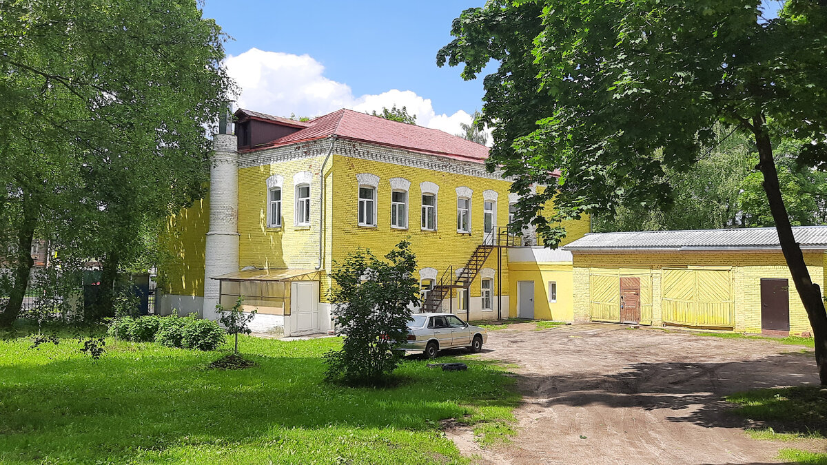 Дворик, прилегающий к Воскресенскому храму