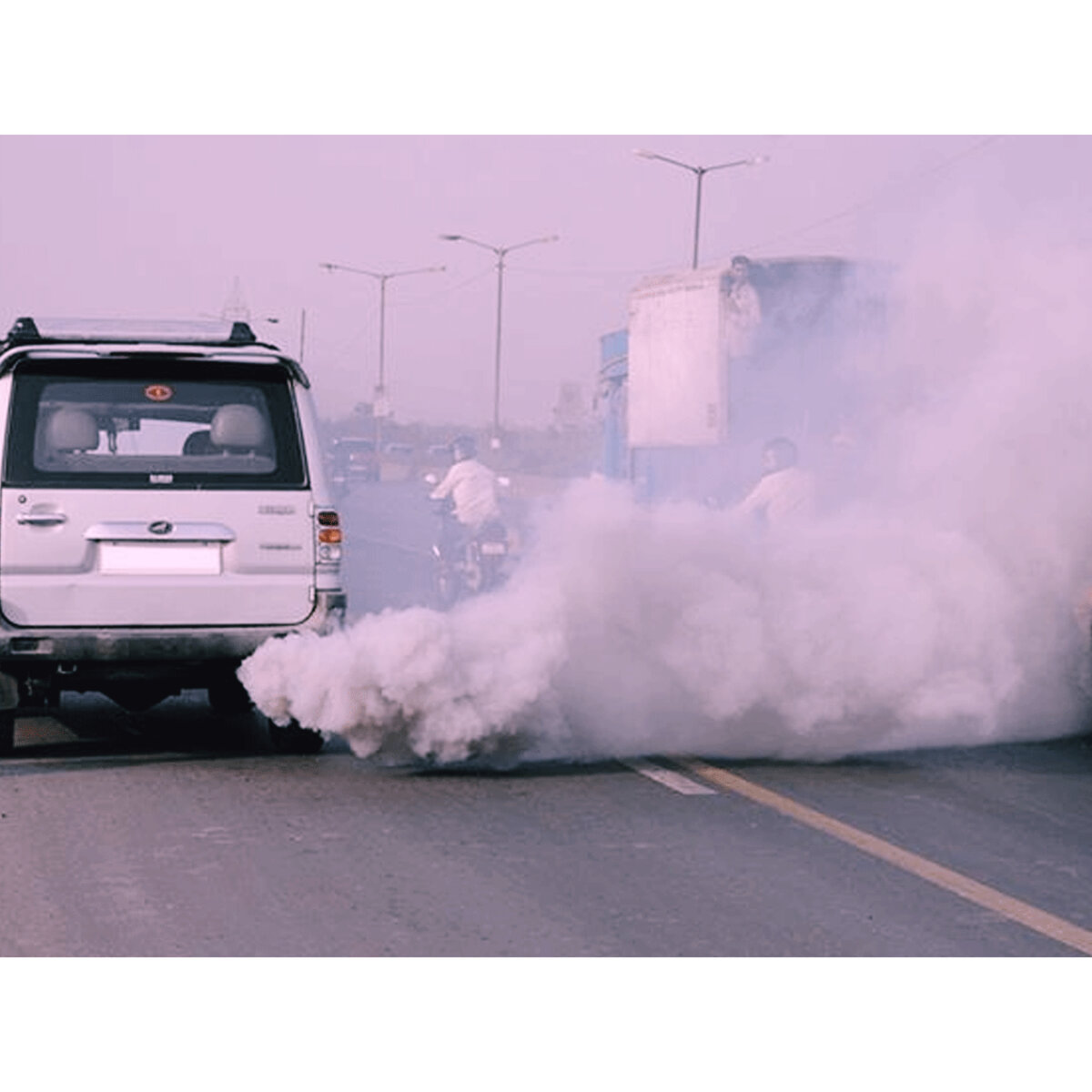 Выхлопные газы машин. Выхлоп машины. Автомобильные выхлопы. Выхлопные ГАЗЫ автомобилей. Загрязнение атмосферы выхлопными газами автомобилей.