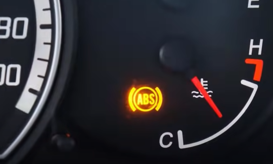 Если горит лампа ABS, нужно разбираться в причинах. Скриншот из видео. Используется и распространяется бесплатно по лицензии https://www.youtube.com/t/terms