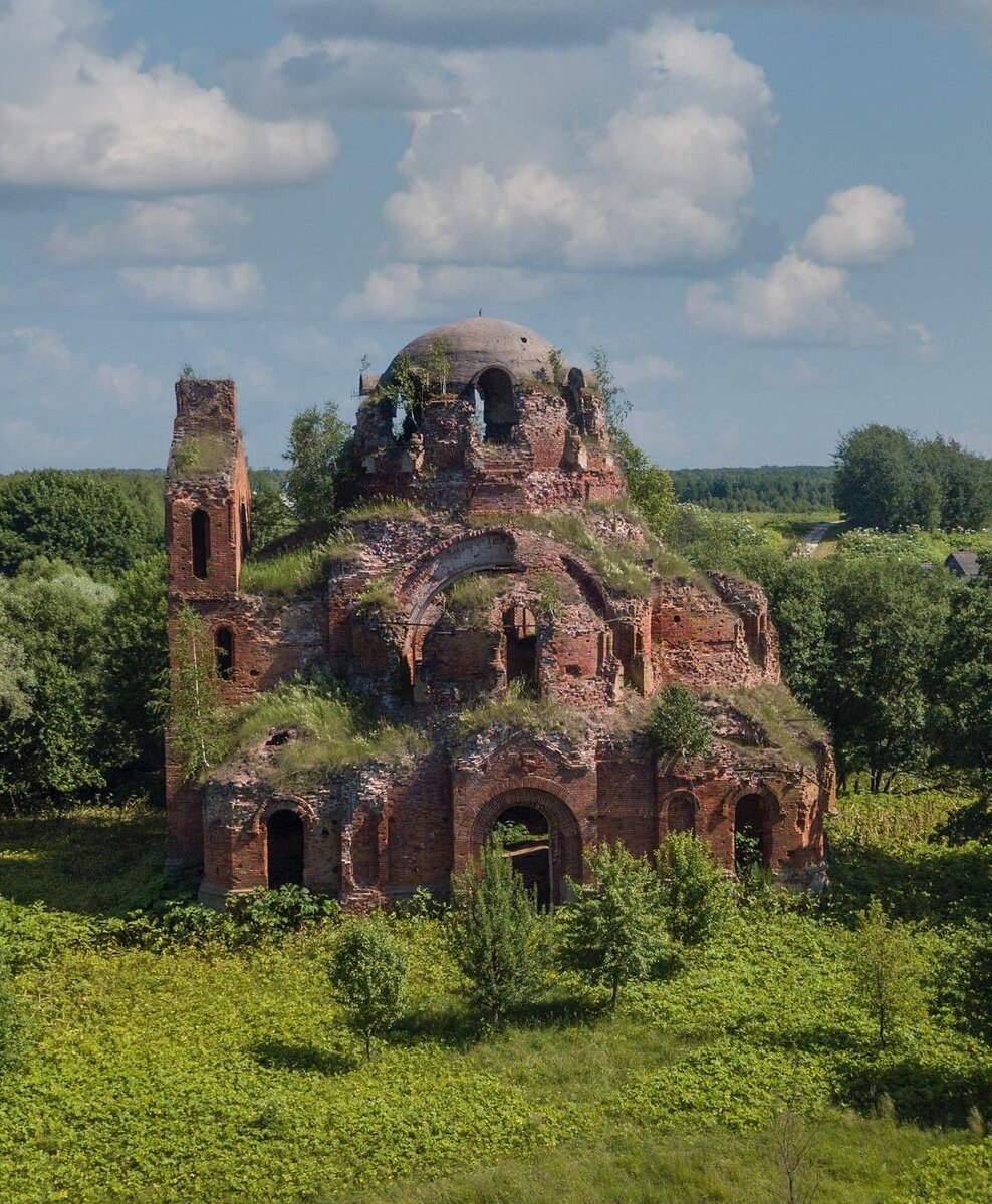 Заброшенная Церковь с колоннами