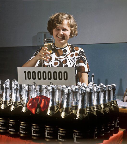 Стомиллионная бутылка советского шампанского. Работница завода с бокалом напитка. Дмитрий Бальтерманц, 1973 год, г. Москва, МАММ/МДФ.
