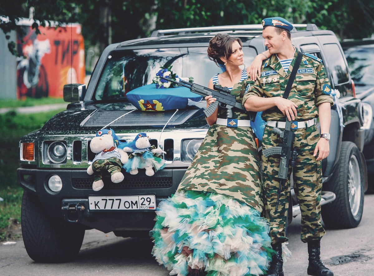 Девушка и парень десантники
