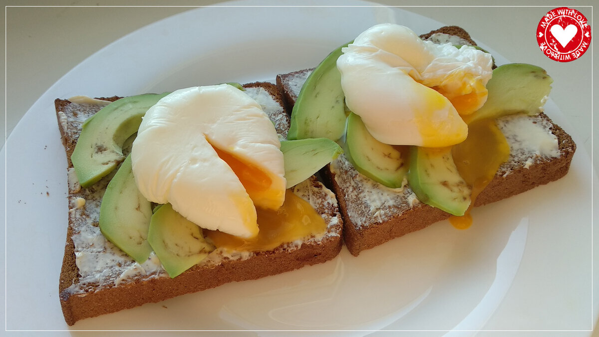 Бутерброд с авокадо и яйцом пашот