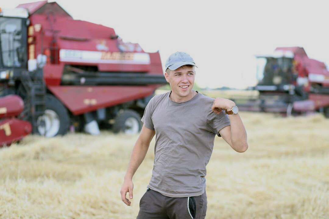 Комбайнер в поле. Уборка хлеба комбайном. Комбайнер. Комбайн комбайнер комбайнёр. Профессия комбайнер.