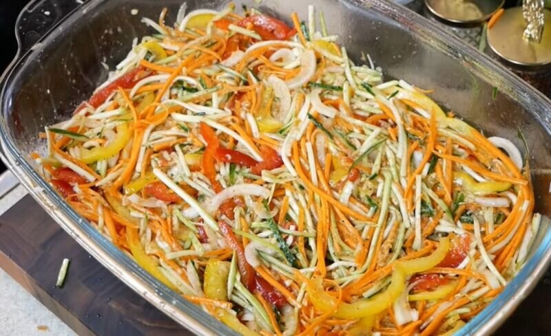 Кабачки по корейски закрыть. Кабачки с морковью по-корейски. Кабачки с морковью на зиму. Кабачки с морковью по-корейски на зиму самый вкусный. Кабачки по корейски закрыть.