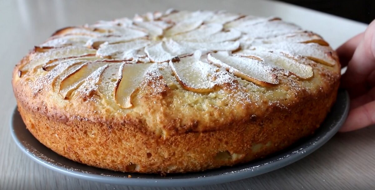 Бесподобная, пышная и очень вкусная шарлотка с творогом и яблоками! Рецепт простой и быстрый.

