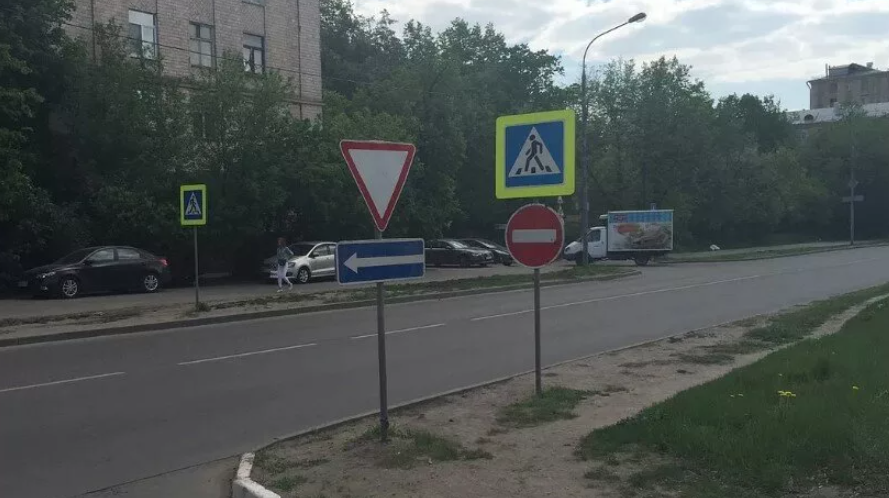 По сочетанию этих знаков, я бы прочла подсказку, как "Налево идти нельзя" :)))