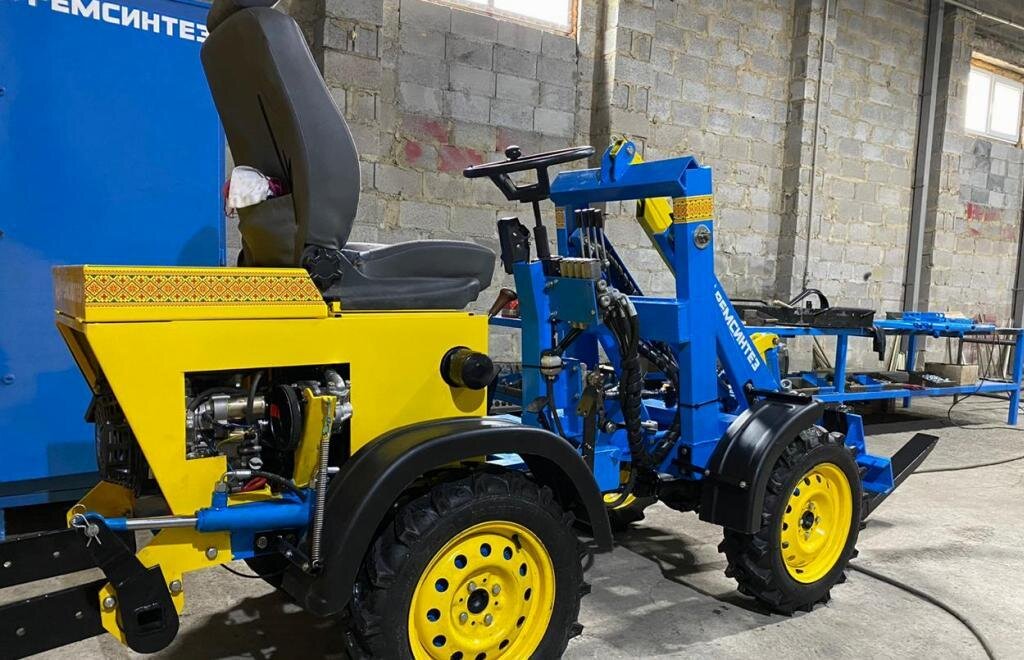 Мини трактор-погрузчик Муравей-300