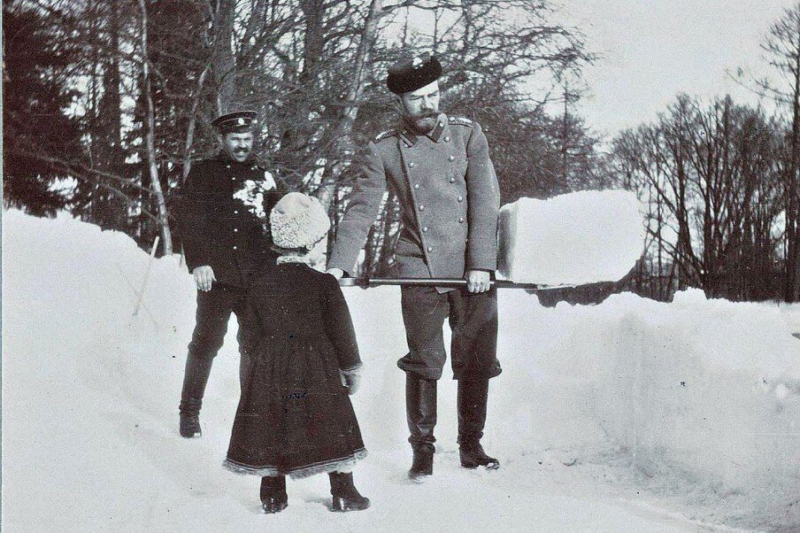 На фото: расчистка снега в Царском Селе, 1909 год. Рядом с императором – пятилетний царевич Алексей