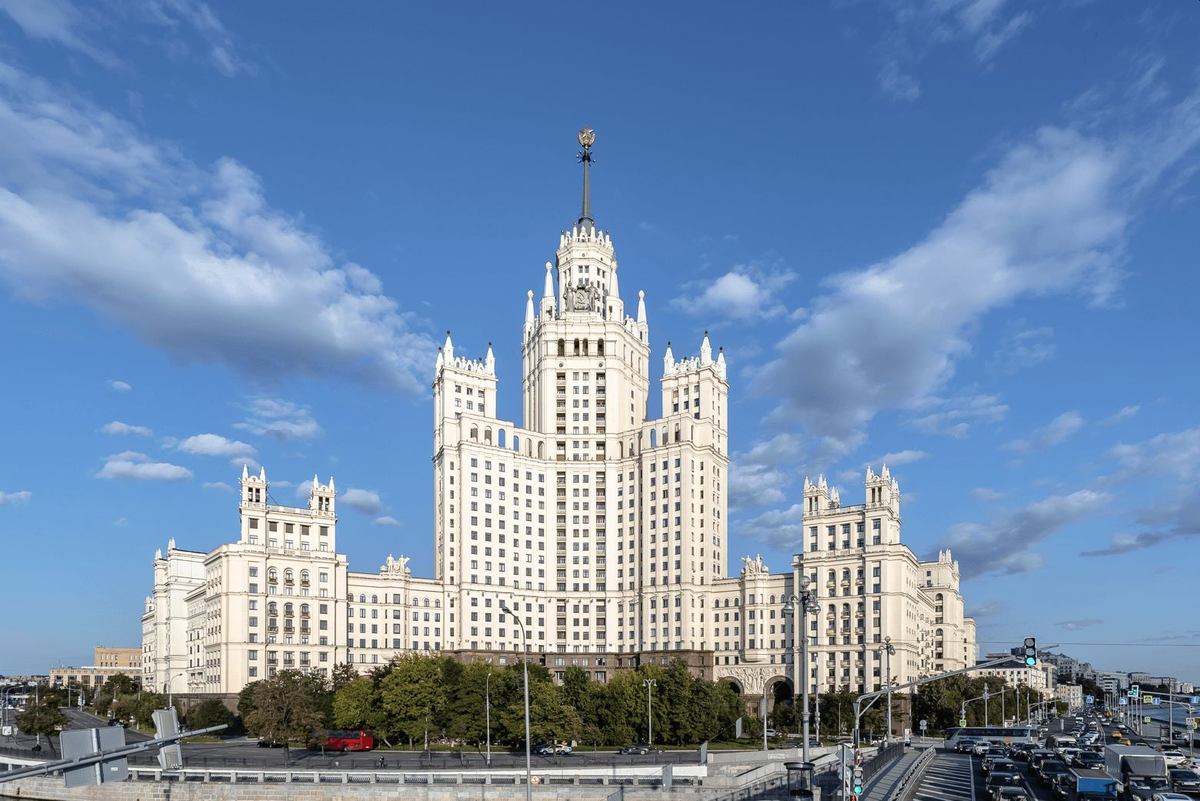 Москва сталинки высотка. Сталинская высотка на Котельнической. Москва высотка на Котельнической набережной. Сталинские высотки дом на Котельнической набережной. Сталинка на Котельнической набережной