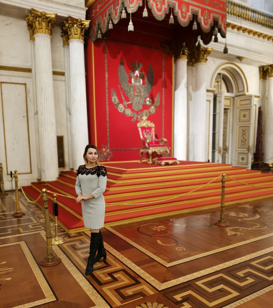 Государственный Эрмитаж – это старейший и знаменитейший музей зарубежного искусства в России. По своей значимости он стоит на одной ступени с известнейшими музеями мира, такими как Лувр, Метрополитен, Британский музей. В состав музейного комплекса «Эрмитаж» входят 5 зданий, самым известным из которых является Зимний дворец на Дворцовой площади. Также в него входят Малый Эрмитаж, Большой Эрмитаж, Эрмитажный театр и Новый Эрмитаж.

Название музея произошло от французского слова "ermitage", и в буквальном переводе означает «жилище отшельника» или «уединенный уголок». Это связано с местом, где находились картины из первой коллекции, которые купила Екатерина ІІ. Эти картины располагались в здании прилегающем к Зимнему дворцу. Сейчас оно называется Малый Эрмитаж.
