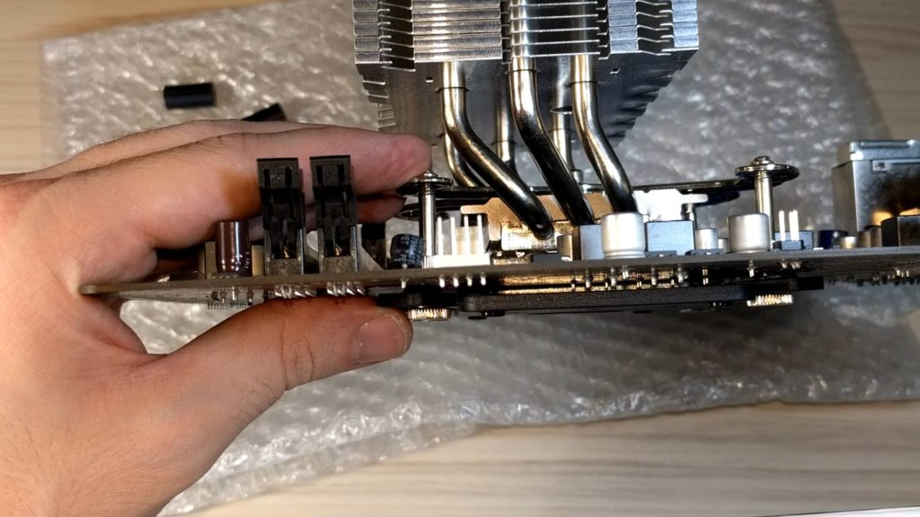 Изгиб платы с кулером и пластиковым бэкплейтом