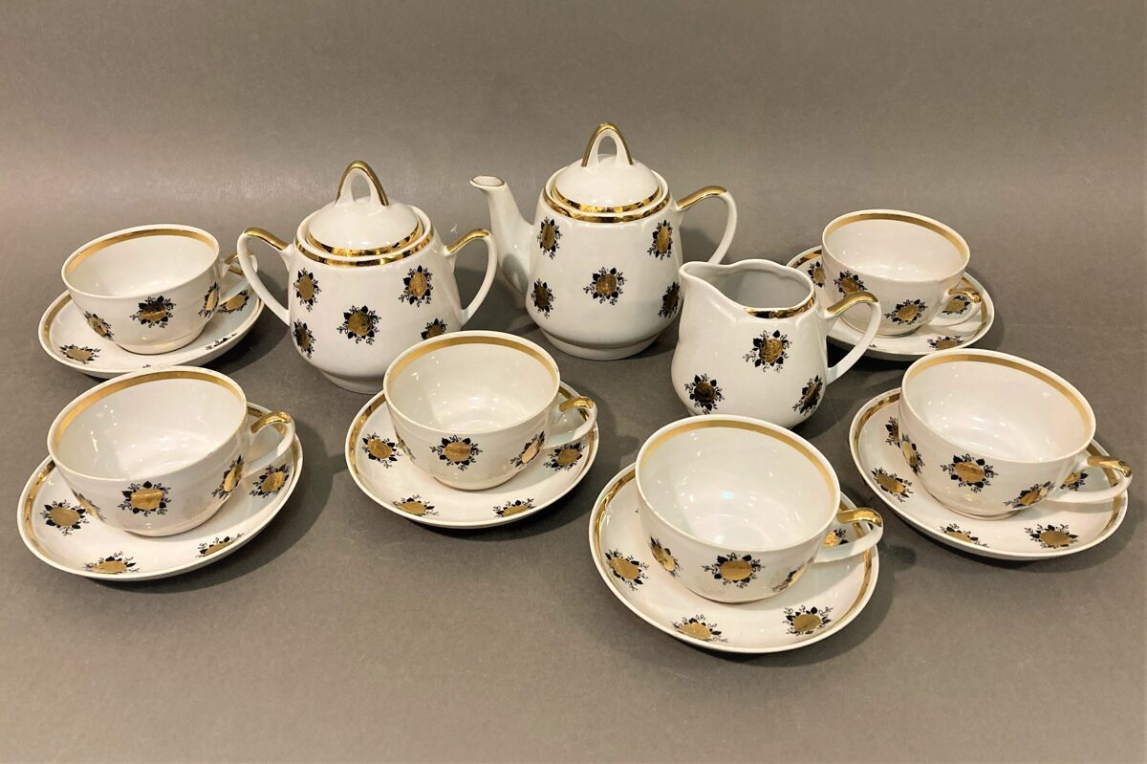 Сервиз "Aija-1"("Айя-1"). В данном случае - чайный. Разработан Зиной Ульсте. Активно выпускался в 1975-м-1976-м годах. Если бы не интересные хваталки на крышках, я бы назвал этот сервиз уже трешем. Фото взято из свободного доступа в интернете.