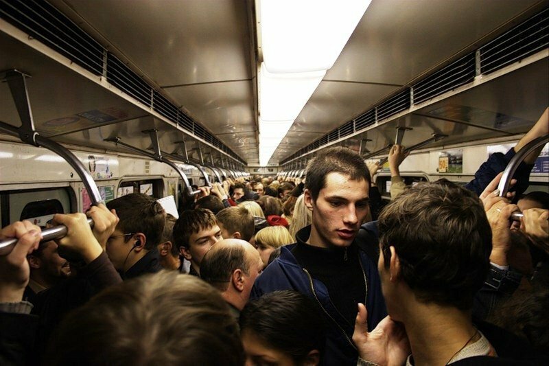 Па в метро. Час пик в метро. ЧАСПИК В Московском метро. Толпа в метро. Толпа людей в метро.