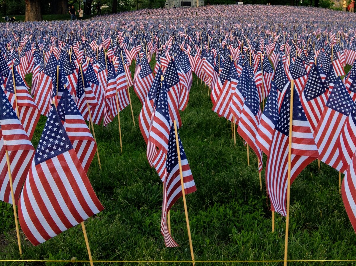 Американские флажки в парке Бостона перед днем Независимости