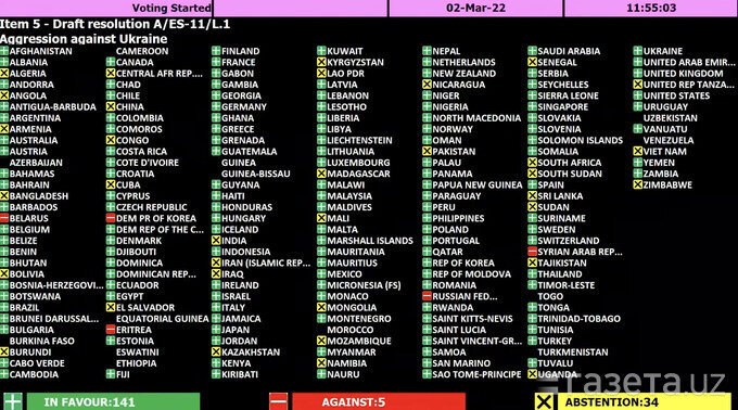 Владимир Скачко: кто он© https://vesti-ukr.com/Причем Россия уже объявила о своих потерях за первую неделю: полтысячи погибших и более полутора тысяч раненых. Означает это одно — Москва как бы говорит всем: раз мы уже заплатили такую цену, то с избранного пути не сойдем и доведем начатое до конца. Чтобы жертвы и потери российского народа не были напрасными и он-таки получил спокойствие на границах своей страны и гарантированную безопасность в домах.На сегодняшний день диспозиция такова, что, как отмечают все специалисты, российские войска продолжают наступать и действовать выверено, точно и максимально щадяще в отношении мирного населения. Рассекая организованную оборону, окружая населенные пункты, уничтожая только важные объекты инфраструктуры обороны. Например, появилась информация о ракетном ударе по Министерству обороны и командованию сухопутных войск Украины в Киеве. До этого была выведена из строя главная Киевская телевышка с ее передающими устройствами.Украинская же оборона как целостная система уже практически уничтожена. Она фрагментирована и рассечена и может фактически закончиться позорными котлами как для группировки войск в Донбассе, так и на всем юго-востоке и в отдельных городах (Мариуполе, Харькове, Киеве). В таких условиях украинское командование взяло на вооружение тактику всех известных террористов, которые отваживались на войну с регулярными частями.Украинские военные, щедро и сознательно перемешанные с военными формированиями неонацистов-радикалов, выполняющих роль загрядотрядов, заводят свое огневые точки и технику в жилые кварталы городов и селений и оттуда ведут огонь. В надежде, что российские войска не будут стрелять по жилым кварталам. А если будут, то это приведет к массовым жертвам среди мирных людей.
Переговоры о всеобщей передышке. Почему она нужна России и Украине© eer.ruА это, похоже, самое то, что и нужно как режиму президента Владимира Зеленского, так и его западным кураторам-наставникам, для которых на Украине нужна зона хаоса, нестабильности и кровопролития. Чтобы оправдать всею эту оголтелую русофобию, кроме обещанных и введенных «адовых» санкций и рестрикций, доходящую уже до клинических проявления на грани помешательства в быту. Когда отключение российских банков от международной платежной системы SWIFT граничит с бытовой травлей простых и обычных россиян, оказавшихся на территории западных стран. От недопуска в рестораны до исключения студентов из вузов.Именно этой же цели служит и срыв второго раунда украинско-российских переговоров, который должен был состояться 2 марта 2022 года в Беловежской пуще в Белоруссии. Украинские переговорщики не явились на мероприятие, а представитель украинской делегации глава фракции пропрезидентской партии «Слуга народа» в Верховной Раде Украины Давид Арахамия сообщил через соцсети: «Информация о переговорах в Беловежской пущи не соответствует действительности. Переговоры действительно будут, но место другое. Все подробности будут позже».И глава МИД Украины Дмитрий Кулеба, уже напоминающий городского сумасшедшего-кликушу в парадной одежде, заявил, что пока неизвестно, когда состоится второй раунд переговоров с РФ, но Украина, мол, готова ко второму раунду переговоров, «но не к принятию ультиматумов».Белорусский политолог Юрий Воскресенский, наблюдающий за этими переговорами, высказал предположение: «Украинская сторона официально не озвучила ни одного из условий — ни прекращения огня, ни обсуждения вопроса территориальных моментов. То есть требования постоянно озвучиваются разными спикерами и меняются, в этом вся проблема».И часть правды в этом есть, но только часть, ибо сам президент Зеленский в это же время сообщил иностранным журналистам, что готов встречаться президентом России Владимиром Путиным и переговариваться на любую тему. В частности, в интервью американскому каналу CNN он сказал: «Мы готовы говорить про гарантии безопасности. Если они не готовы брать Украину в НАТО, потому что Россия не хочет, чтобы Украина была в НАТО, то есть гарантии безопасности наработанные общие для Украины. Это значит, что у нас есть наша территориальная целостность, наши границы защищены, у нас есть особые отношения со всеми соседями, мы в полной безопасности. И гаранты, которые нам дают безопасность, они нам это гарантируют юридически правильно».Другими словами, определилась украинская тактика на переговорах: выдвигать России неприемлемые требования и при этом призывать ее к миру. Первое — остановка операции, вывод российских войск, территориальная целостность, защита границ, особые отношения с соседями, полная безопасность — направлено на срыв переговоров, потому что Россия не пойдет, например, на сворачивание операции. Второе — апелляции к международной аудиторию — на то, чтобы разжалобить мировое общественное мнение и натравить его на Россию.Цели Украины просты и понятны: добиться помощи, любой — деньгами, оружием и, может быть, под шумок организовать евроатлантическую интеграцию. Зеленский уже подал заявку на вступление в ЕС по ускоренной процедуре, и ему пообещали ответить взаимностью, аплодируя его спичу в Европарламенте три минуты стоя. Та же картина и с НАТО — там опять заговорили о гипотетическом членстве. Первый замгоссекретаря США Уэнди Шерман заявила американским конгрессменам, что если Украина решит вступить в НАТО, то Альянс согласится с этим. Потому что не приемлет требования России. По словам Шерман, предложение Москвы о возвращении НАТО к 1997 году, является нереальным, так как нынешние члены Альянса должны были бы покинуть его ряды. А они этого единодушно не хотят. Вот этим единодушием Украина и может воспользоваться.И понятно зачем это делается западными политиками — не дело сделать, а создать иллюзию мировой поддержки и таки поддержать боевой дух украинской армии и добровольцев.Министр иностранных дел России Сергей Лавров это четко понимает, и 2 марта заявил телеканалу al-Jazeera, что Москва готова ко второму раунду переговоров с Киевом, но тоже только на своих условиях. И без вмешательства третьих стран, в частности, США. «Мы готовы ко второму раунду переговоров, однако украинская сторона тянет время по указу США», — сказал министр. Прекрасно понимая, что неучастие США невозможно, ибо они эту кашу и заварили.Более того, намереваются в этой мутной воде поймать больше всего золотых рыбок. Расчет, страх и разночтение — вот три слова, которыми можно охарактеризовать поведение США в последние дни. Мобилизовав и построив условный коллективный Запад — Европу, Японию, Австралию — на борьбу с Россией разорительными для многих участников санкциями, США сами не торопились вводить их. К примеру, и экспорт российской нефти к себе не перекрыли, и комплектующие для своего авиапрома идут полным ходом. Потому что, кроме борьбы с Россией и Китаем, США нужно разорить Европу и тем самым еще больше привязать ее к себе и превратить в еще более послушный рынок-сателлит-вассал. Во всех отношениях.Разночтения в США — просто загляденье. Разговоры о разных мнениях в разных «башнях Кремля» в Москве меркнут на их фоне, как звезды с наступлением рассвета. Например, упомянутая выше Уэнди Шерман на слушаниях в комитете по иностранным делам палаты представителей конгресса США в среду, 2 марта, убеждала присутствовавших: Штаты отвергают требования России в сфере безопасности, в частности, касающиеся НАТО и Украины. И в то же время ее непосредственный начальник, госсекретарь США Энтони Блинкен, выступая в госдепартаменте, сказал: «Мы очень четко продемонстрировали в те месяцы, которые предшествовали агрессии РФ (против Украины), что готовы к обсуждению с Россией любых озабоченностей в сфере безопасности на взаимной основе».
Новый «Дранг нах Остен». Затяжка времени перед крестовым походом против России© cont.wsСитуация в Украине показала, чего боятся США — 1) очередного раскола Европы вследствие ухудшения экономической ситуации в мире; 2) создания мирового антиамериканского альянса на основе сближения России и Китая и 3) эскалации конфликта вплоть до перерастания в ядерное столкновение.Оказывая беспрецедентное давление на Россию, американцы тем не менее не хотят делать крайне резкие шаги против России, загоняющие ее в угол. Замгоссекретаря США Шерман уже сообщила действующим в отношении России по принципу «распни ее!» американским «ястребам», что исключение России из Совбеза ООН невозможно без внесения изменений в ее Устав. А вот менять этот документ тоже страшно — могут вылезти самые непредвиденные требования и новые условия. Ведь мир уже не тот, не становится по стойке «смирно» по первой команде США. А возможно создание параллельной — неамериканской — ООН вообще сведет влияние США практически только к воздействие на впрямую зависимые страны.И вот США уже откровенно пугаются того, что Путин решение РФ повысить уровень готовности ядерных сил. Пентагон отменяет плановый пуск межконтинентальной баллистической ракеты (МБР) Minutemen III, что США являются «ответственной ядерной державой» и не заинтересованы в ядерной эскалации. Пресс-секретарь американского оборонного ведомства Джон Кирби на регулярном брифинге для журналистов так и сказал: «Министр обороны (США Ллойд Остин. — Авт.) распорядился отложить испытательный запуск нашей межконтинентальной баллистической ракеты Minutemen III, запланированный на эту неделю, …чтобы продемонстрировать, что у нас нет намерения участвовать в каких-либо действиях, которые могут быть неправильно поняты или истолкованы». Потому что — сказал, как новый мир открыл! — «в ядерной войне не может быть победителя».И мир уже не един даже в отношении нынешней украинско-российской ситуации. Генассамблея ООН 2 марта 2022 года таки приняла резолюцию «Агрессия против Украины» с осуждением действий России в Украине и с требованием к России немедленно вывести войска с территории Украины. За проголосовала 141 страна, против — 5, воздержались 34 страны.
© gazeta.uzПротив проголосовали 5 стран: Россия, Беларусь, Сирия, КНДР и Эритрея. Но воздержались-то Индия и Китай, треть населения земли и первая-вторая экономика мира.А ведь американцы затеяли эту 11-ю чрезвычайную спецсессию Генассамблеи ООН, чтобы на основании принятой в 1950 году резолюции «Единство во имя мира» обойти вето какого-либо из постоянных членов Совбеза, в данном случае — России, которая ранее блокировала в Совбезе резолюцию, осуждавшую ее действия на территории Украины. И получилось, но совсем не так, как США хотелось.И все это происходит на фоне спецоперации на Украине, когда звучат выстрелы и взрывы, льется кровь военных с двух сторон и мирных жителей украинских населенных пунктов, которые попадают под кровавый замес, потому что фактически взяты в заложники собственной властью. Причем украинская сторона продолжает наносить и ранее наносила удары по жилым кварталам Донецка и Луганска, чтобы отомстить за призыв к России о проведении спецоперации. Но это только ужесточает удары России по частям ВСУ, чтобы подавить их огневую активность. А это — дополнительные жертвы в рядах ВСУ.И сопротивление Украины бесполезно. Как минимум по двум причинам. Во-первых, Россия сильнее, а Украину никто на поле боя не защитит. Во-вторых, Россия не собирается завоевывать или оккупировать Украину, лишая ее суверенитета, как это делают с 2014 года и все годы независимости США без всякой спецоперации. Президент Путин назвал цели спецоперации: а) провести демилитаризацию и денацификацию Украины; б) обеспечить защиту людей, которые на протяжении восьми лет подвергаются издевательствам, геноциду со стороны киевского режима; в) предать суду всех военных преступников, ответственных за кровавые преступления против мирных жителей Донбасса.И жизнь подтвердила их актуальность: все это выгодно в первую очередь жителям Украины. Если они, конечно, патриоты Украины. Не те, что в припадке русофобии «встают на защиту Украины от России» и становятся заложниками режима, который спасает сам себя и свои барыши, а думающие о перспективе Родины. Грань между этими видами патриотов, увы, ясна своей определенностью, как между жизнью и смертью, — или туда и живой, или туда и перспективы нет…
