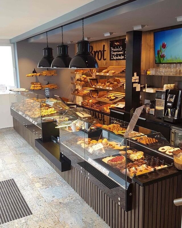 Пекарня - это бизнес которому не страшен кризис 
После эпидемии коронавируса, для бизнеса сейчас наступили новые, более серьезные испытание и этот факт нельзя отрицать.

Сегодня вновь наступает время проверки бизнесов на выживаемость.

Но в то время как для одних людей кризис - это время ступора, для других это шанс сделать колоссальный рывок и не только не уступить в прибыли, но и увеличить ее в разы, помогая при этом людям.

Да, к сожалению история циклична, и сценарии будут повторяться снова и снова. Как бы это ни звучало, но это надо принять. Но ни в коем случае не надо опускать при этом руки и сидеть на месте 🙌

В любое время людям нужны мы - предприниматели, в наших руках очень многое. Нам нужно брать и делать несмотря ни на что.

Без малого бизнеса людям придется выживать. Поэтому если вы чувствуете в себе, что готовы на действия которые помогут людям жить лучше в любое время, не только в кризис. Это знак - пополнить наши ряды и стать самым настоящим предпринимателем.

Люди всегда будут нуждаться в еде, воде и элементарных удобствах. Вот почему хлебное дело считается наиболее устойчивым видом бизнеса и ему не страшен кризис. При этом это прибыльная ниша. Даже одна мини-пекарня может приносить своему владельцу прибыль от 250 тыс в месяц.

В период пандемии в этой нише было совсем ничтожное падение спроса, в самом ее начале, затем все начало только расти.