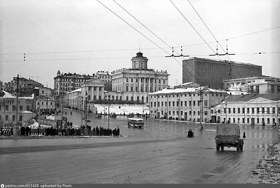 Листайте галерею. Боровицкая площадь до сноса и после
