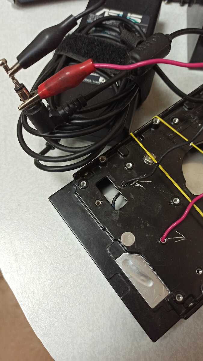 Или так блок питания держит 19 Вольт 1 Ампер ,, приспособа слегка греется