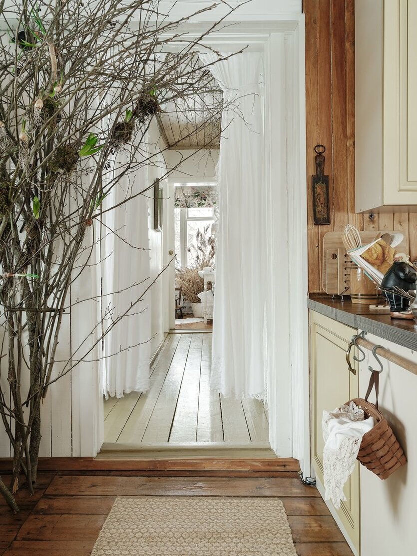 Вид из кухни в прихожую и ванную комнату. Для стен и дверей использована краска DUFA, а для потолка — краска Dulux. «Эти краски удобны в обращении, хорошо ложатся и имеют подходящую палитру оттенков белого», — поясняет Дмитрий.