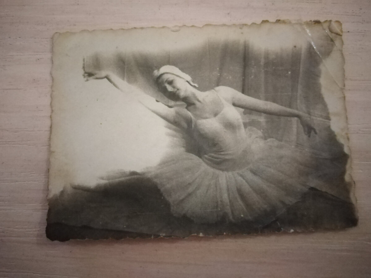 Ирина Мудрая, видимо, на репетиции. Из семейного альбома.