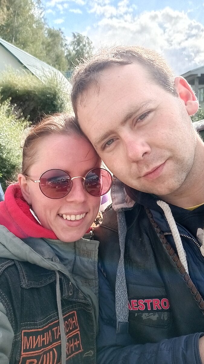 Довольные и счастливые.