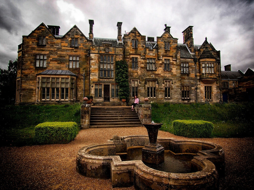 Новый замок посреди лужайки