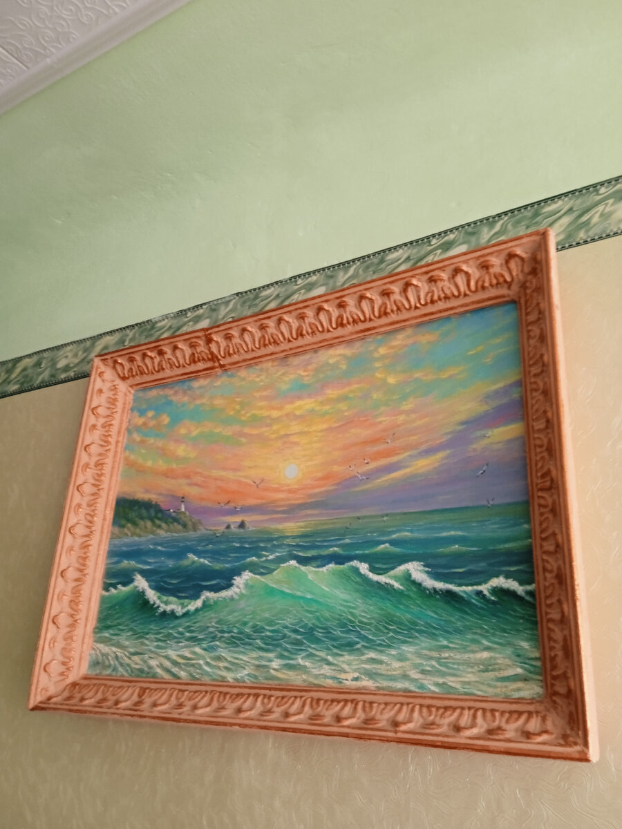 Какие волны! А вдали- маяк. 