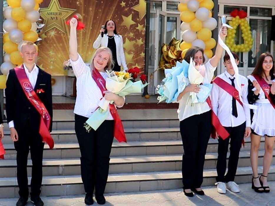 Последний звонок 2022. Выпускной 9 класс. Выпускной праздник. Выпускницы 9 класса. Закончивший 9 классов общеобразовательной школы