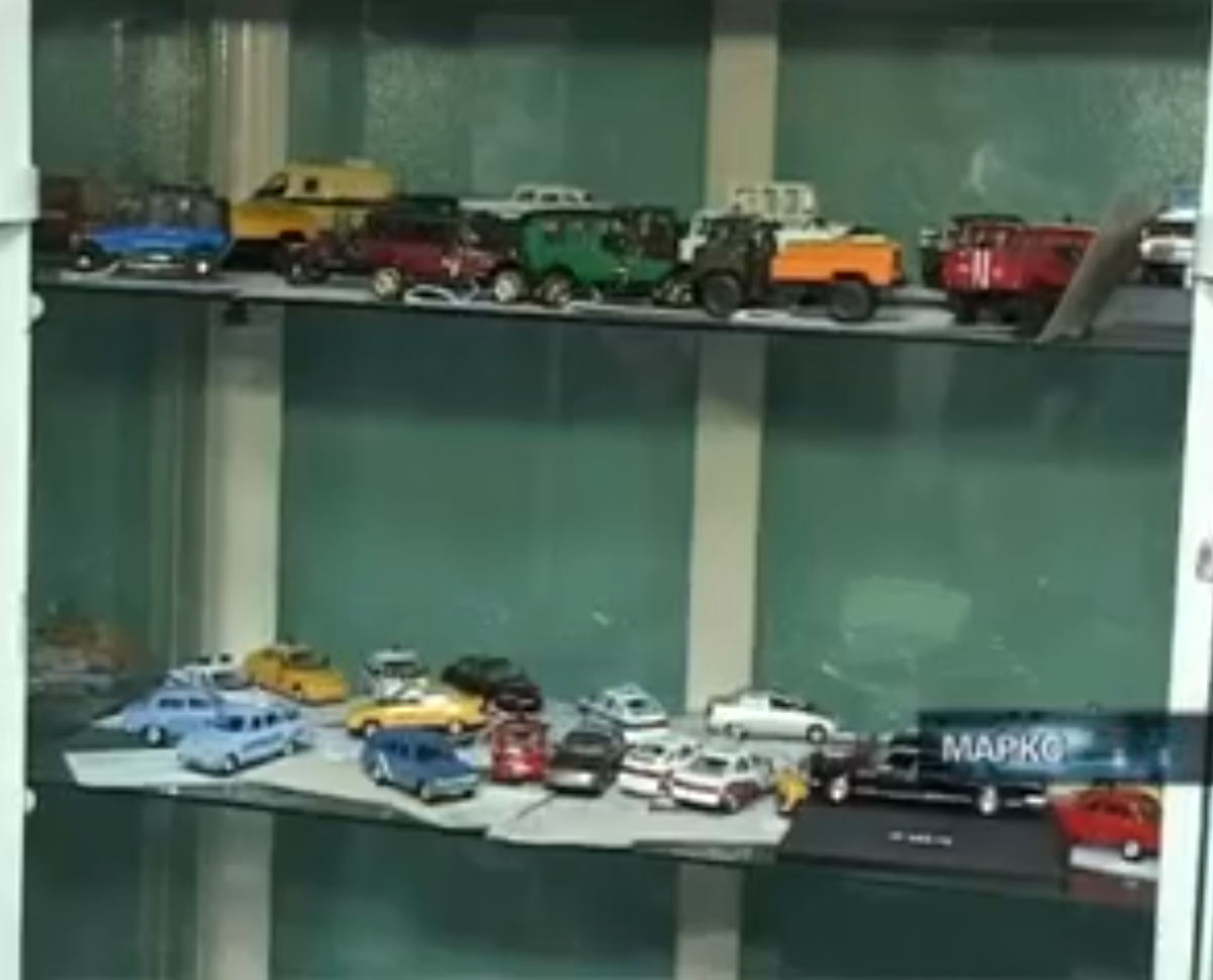 Эти ниточки особенно хорошо заметны на Руссо-Балтах, посмотрите. Честно сказать, когда я впервые увидел этот репортаж - мне показалось, что модели просто стоят на простыне. Но, как вы уже поняли, всё намного интереснее! 