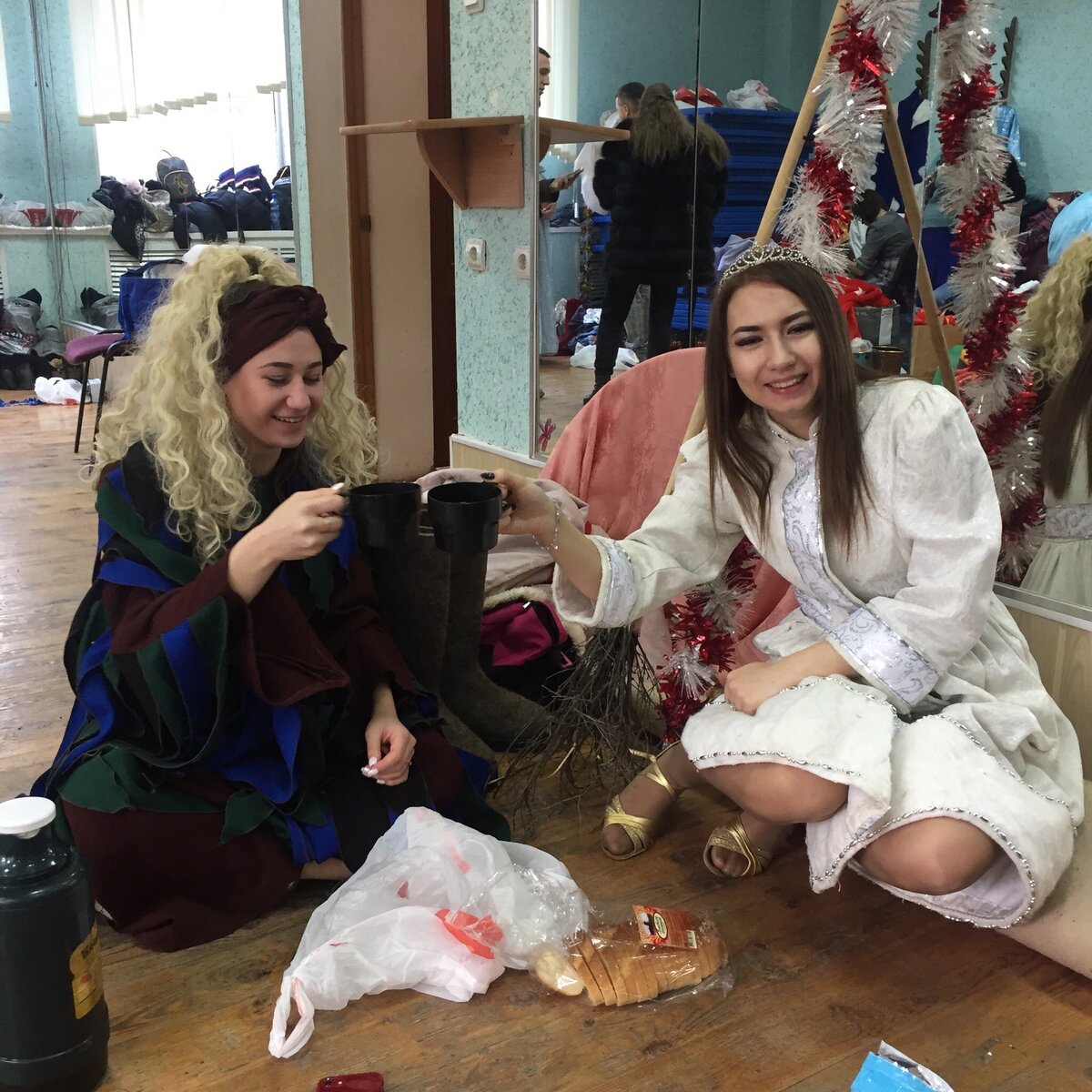 Я с права-Снегурочка.