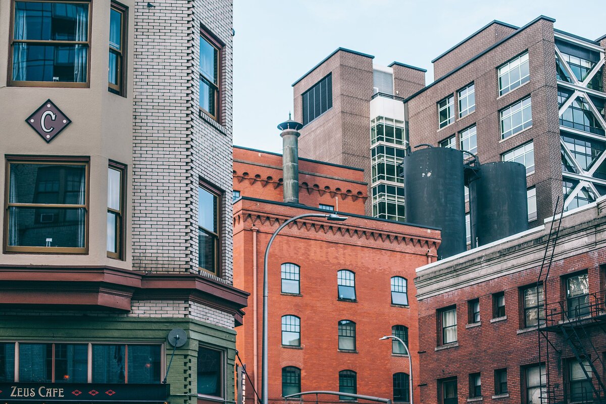 Вторичное жильё

Локация с грамотной наполненностью
 «Обратите особое внимание на подъезд — насколько он чистый, есть ли грузовой лифт, кто соседи, в каком состоянии мусоропровод, чердак и подвал, что с лестничной клеткой, — по этим деталям можно сделать серьёзные выводы» 